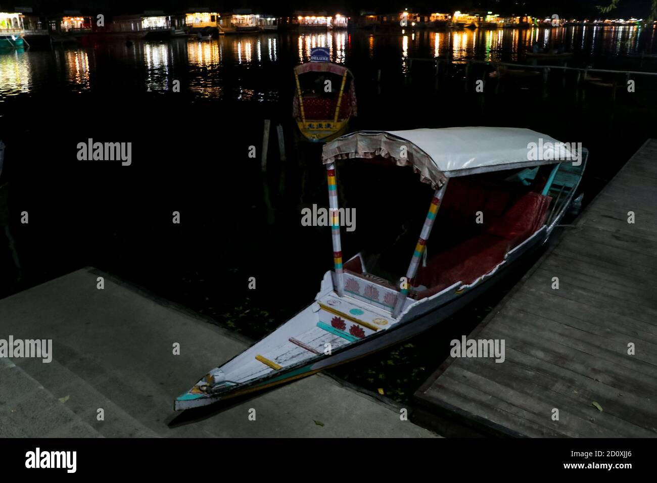 Srinagar, India. 03 ottobre 2020. Una vista notturna delle case galleggianti illuminate sul lago dal, a Srinagar, amministrazione indiana. Vita sul pittoresco lago di dal in una sosta come Shikaras sono vuoti e parcheggiati lungo i bordi del lago. Il turismo è la spina dorsale dell'economia del Kashmir. Centinaia di migliaia di persone associate all'industria dell'ospitalità e del turismo sono state colpite dalla situazione in corso in Kashmir. (Foto di Adil Abass/Pacific Press) (Foto di Eyepix Group/Pacific Press) Credit: Pacific Press Media Production Corp./Alamy Live News Foto Stock
