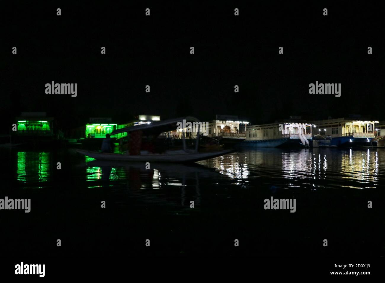 Srinagar, India. 03 ottobre 2020. Una vista notturna delle case galleggianti illuminate sul lago dal, a Srinagar, amministrazione indiana. Vita sul pittoresco lago di dal in una sosta come Shikaras sono vuoti e parcheggiati lungo i bordi del lago. Il turismo è la spina dorsale dell'economia del Kashmir. Centinaia di migliaia di persone associate all'industria dell'ospitalità e del turismo sono state colpite dalla situazione in corso in Kashmir. (Foto di Adil Abass/Pacific Press) (Foto di Eyepix Group/Pacific Press) Credit: Pacific Press Media Production Corp./Alamy Live News Foto Stock