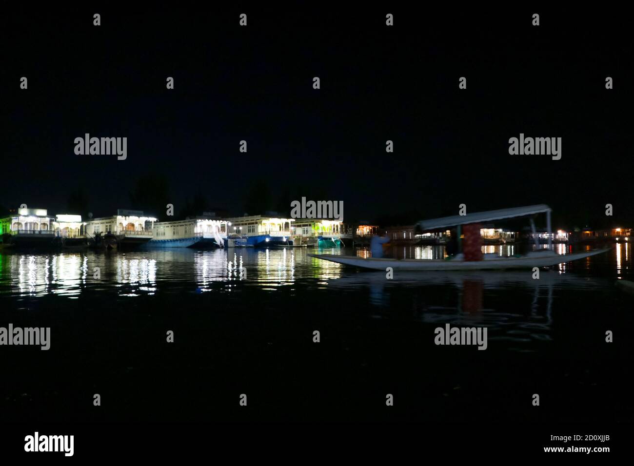 Srinagar, India. 03 ottobre 2020. Una vista notturna delle case galleggianti illuminate sul lago dal, a Srinagar, amministrazione indiana. Vita sul pittoresco lago di dal in una sosta come Shikaras sono vuoti e parcheggiati lungo i bordi del lago. Il turismo è la spina dorsale dell'economia del Kashmir. Centinaia di migliaia di persone associate all'industria dell'ospitalità e del turismo sono state colpite dalla situazione in corso in Kashmir. (Foto di Adil Abass/Pacific Press) (Foto di Eyepix Group/Pacific Press) Credit: Pacific Press Media Production Corp./Alamy Live News Foto Stock
