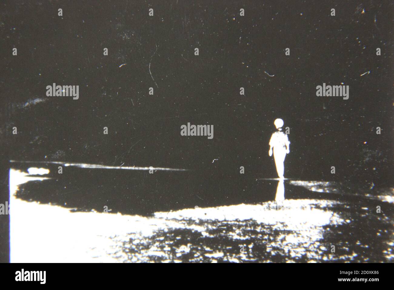 Bella fotografia in bianco e nero degli anni '70 di anima solitaria che pervade attraverso un sogno. Foto Stock