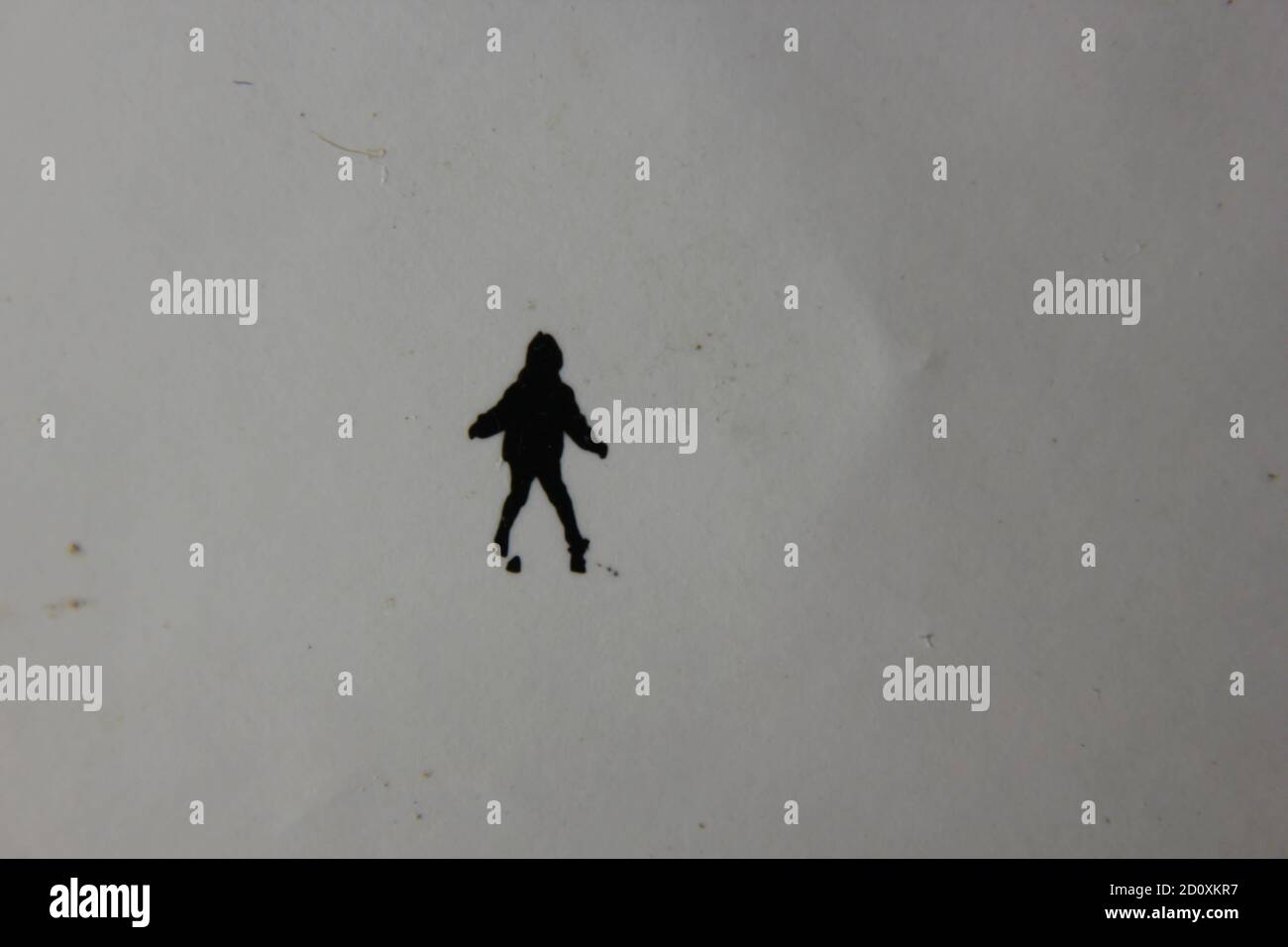 Fine anni '70 vintage profilo in bianco e nero fotografia di uno sciatore sulla collina di sci nel suo completo sci vestito e sci scendendo la collina. Foto Stock