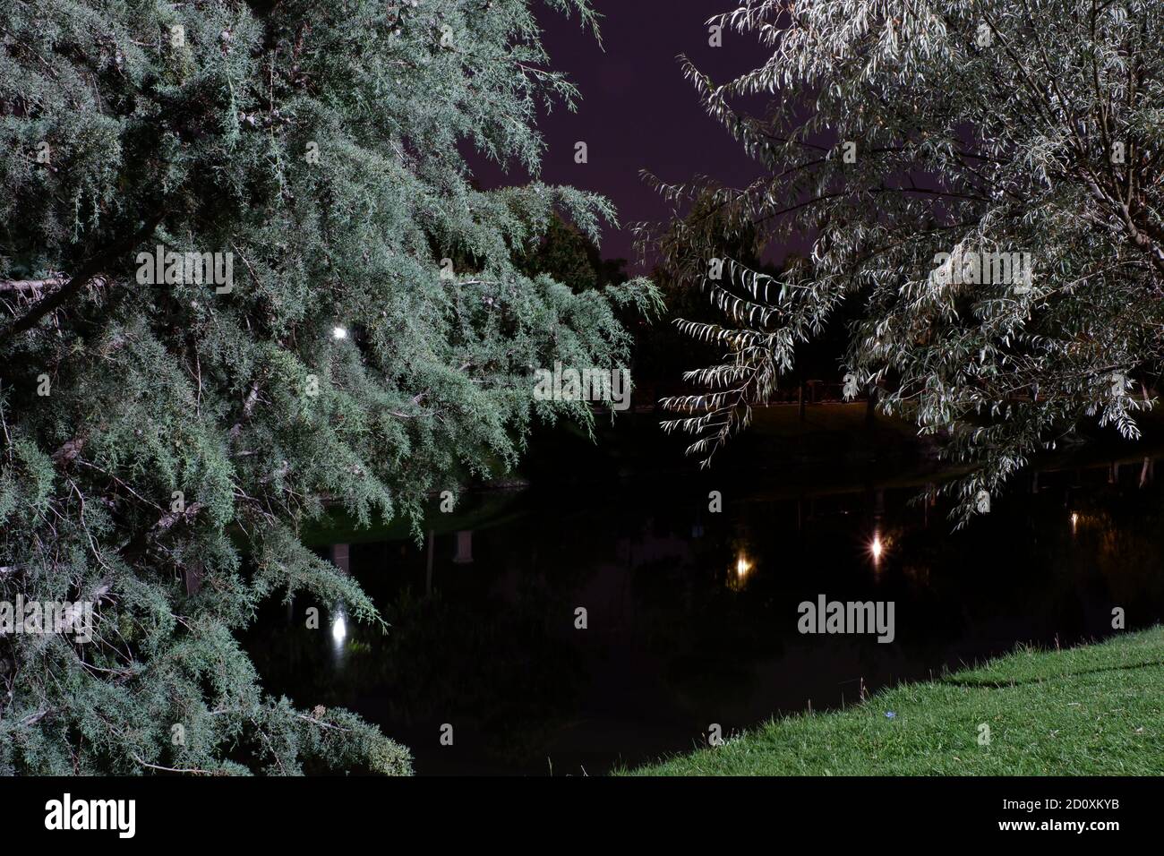 Splendida vista notturna sul fiume Foto Stock