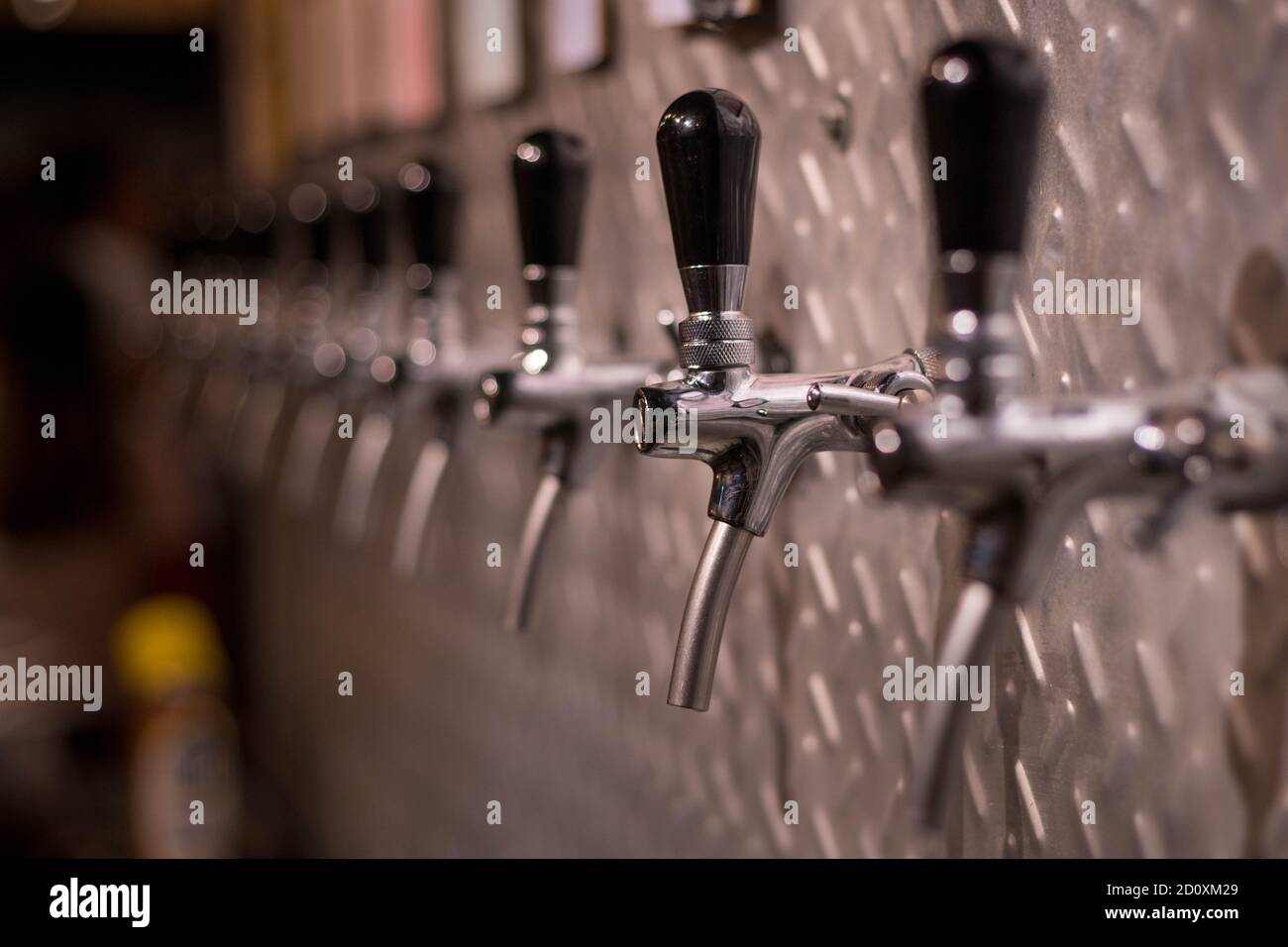 primo piano, distributore di birra in prospettiva. In un bar elegante Foto Stock