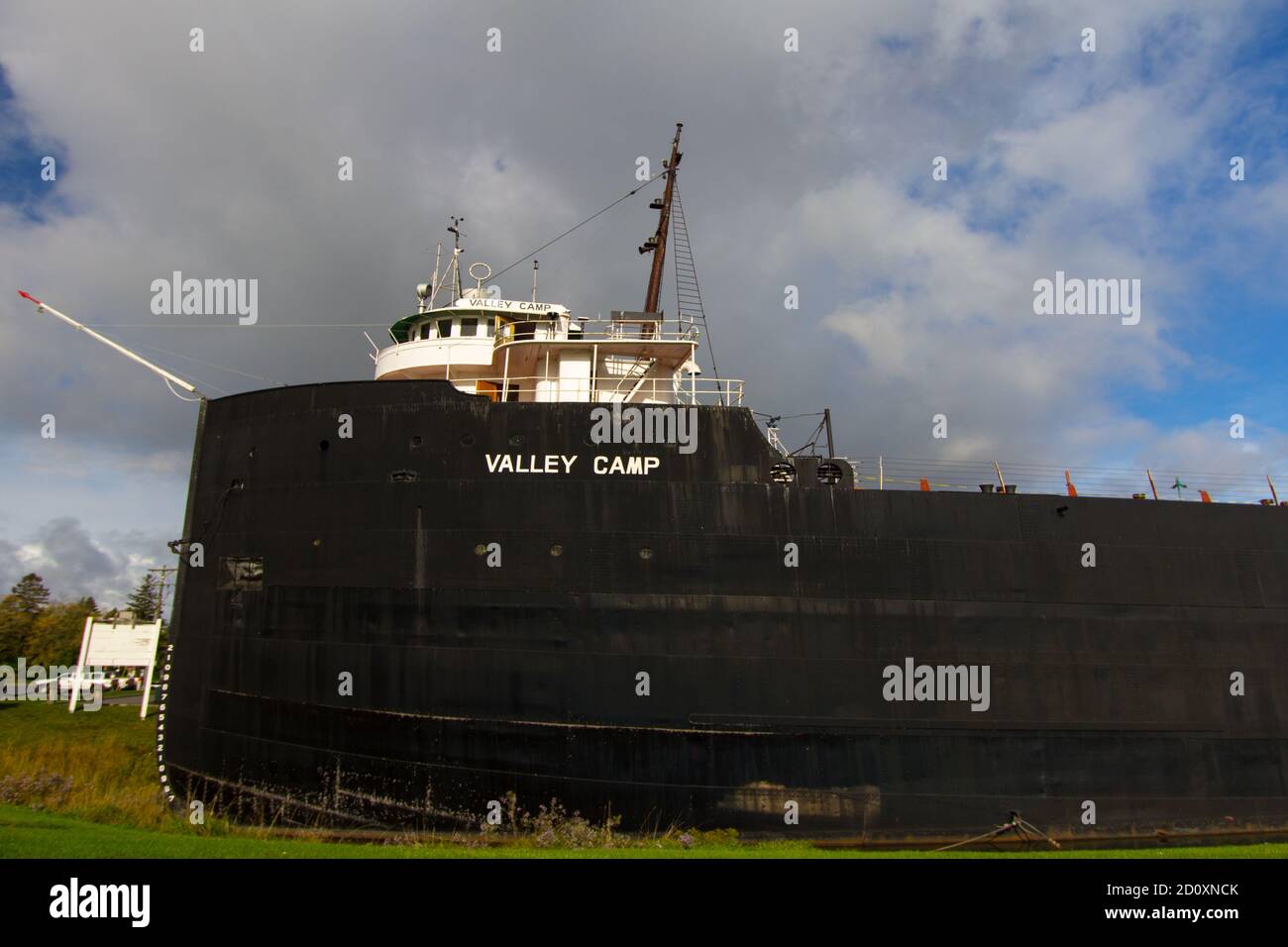 Sault Ste Marie, Michigan, USA - esterno del campo da caccia pensionato della valle. Il grande cargo funge ora da museo storico. Foto Stock