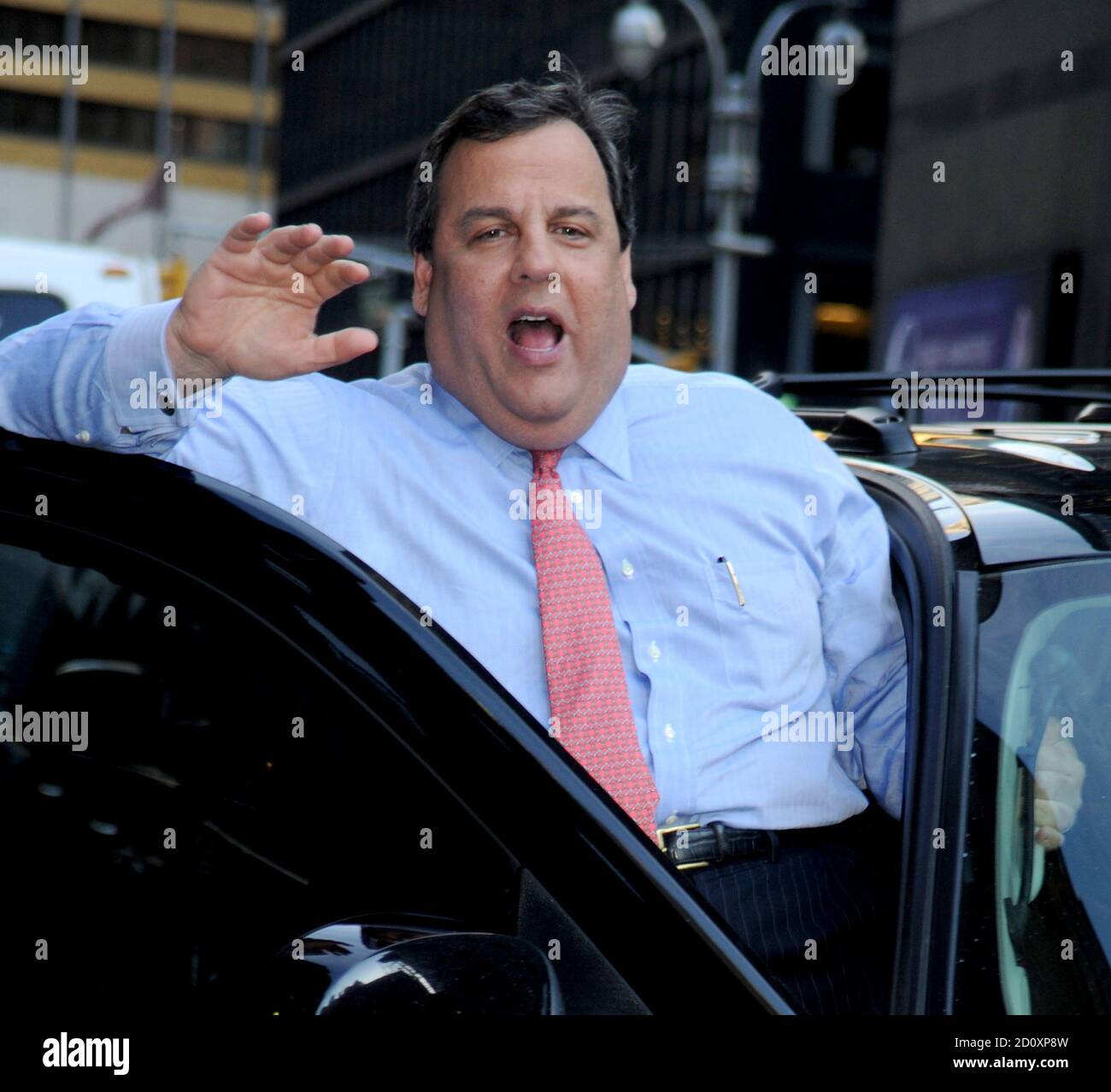NEW YORK, NY - FEBBRAIO 04: Il governatore del New Jersey Chris Christie lascia il 'Late Show con David Letterman' facendo la registrazione al ed Sullivan Theatre il 4 Febbraio 2013 a New York City. People: GOV Chris Christie Credit: Hoo-Me.com / MediaPunch Foto Stock