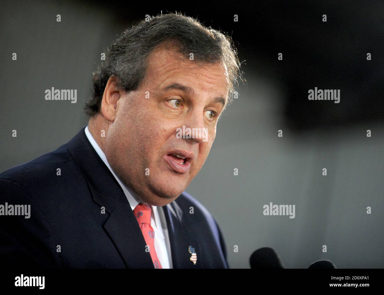 MANAHAWKIN, NJ - GENNAIO 16: Sperando di allontanare la conversazione dallo scandalo George Washington Bridge, Gov. Chris Christie si è recato al Jersey Shore Giovedi per parlare Hurricane Sandy sollievo. Christie e il commissario per gli affari comunitari Richard Constable III si sono ritrovati a Manahawkin per annunciare che il 16 gennaio 2014 a Manahawkin, New Jersey, erano stati dispersi 800 milioni di dollari di fondi per il recupero degli alloggi di Sandy: Gov. Chris Christie Credit: Hoo-Me.com / MediaPunch Foto Stock