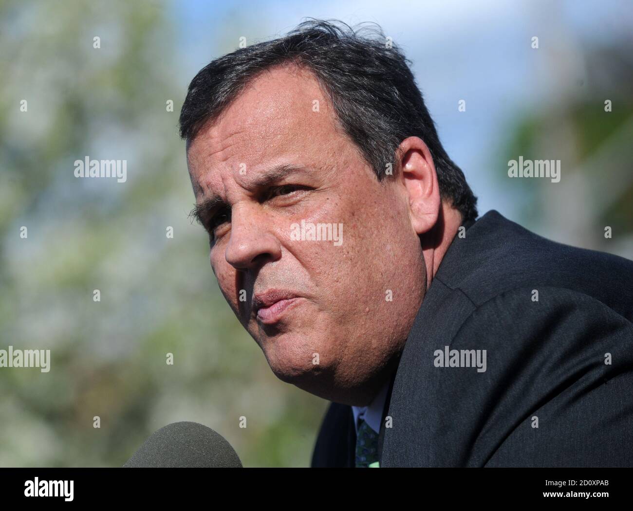 NEW BRUNSWICK, NJ - APRILE 29: New Jersey Gov. Chris Christie firma in legge due fatture destinate a migliorare gli sforzi per combattere l'abuso di farmaci da prescrizione e oppioidi il 29 aprile 2015 a New Brunswick N.J persone: New Jersey Gov. Chris Christie Credit: Hoo-Me.com / MediaPunch Foto Stock