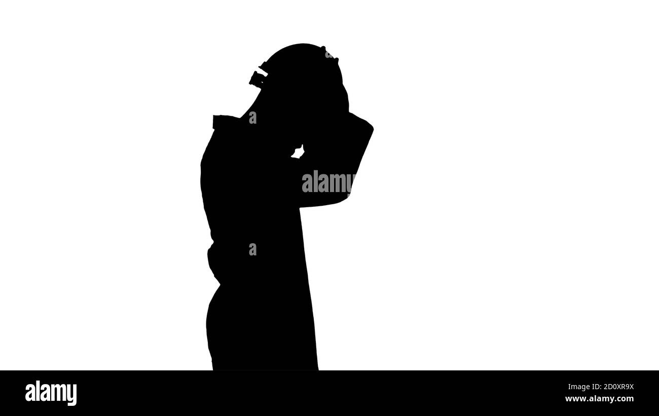 Silhouette Science Engineer camminare e indossare il casco. Concetto di sicurezza. Foto Stock