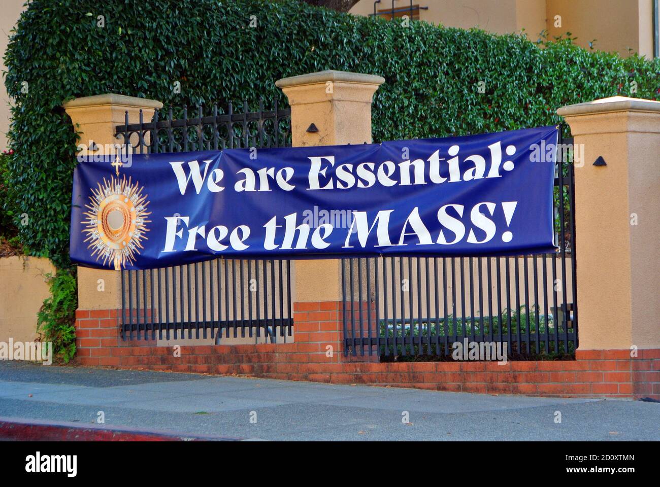siamo un segno essenziale nella chiesa cattolica locale di larkspur california protesta rifiuto della contea di marin di consentire l'apertura della chiesa per massa Foto Stock