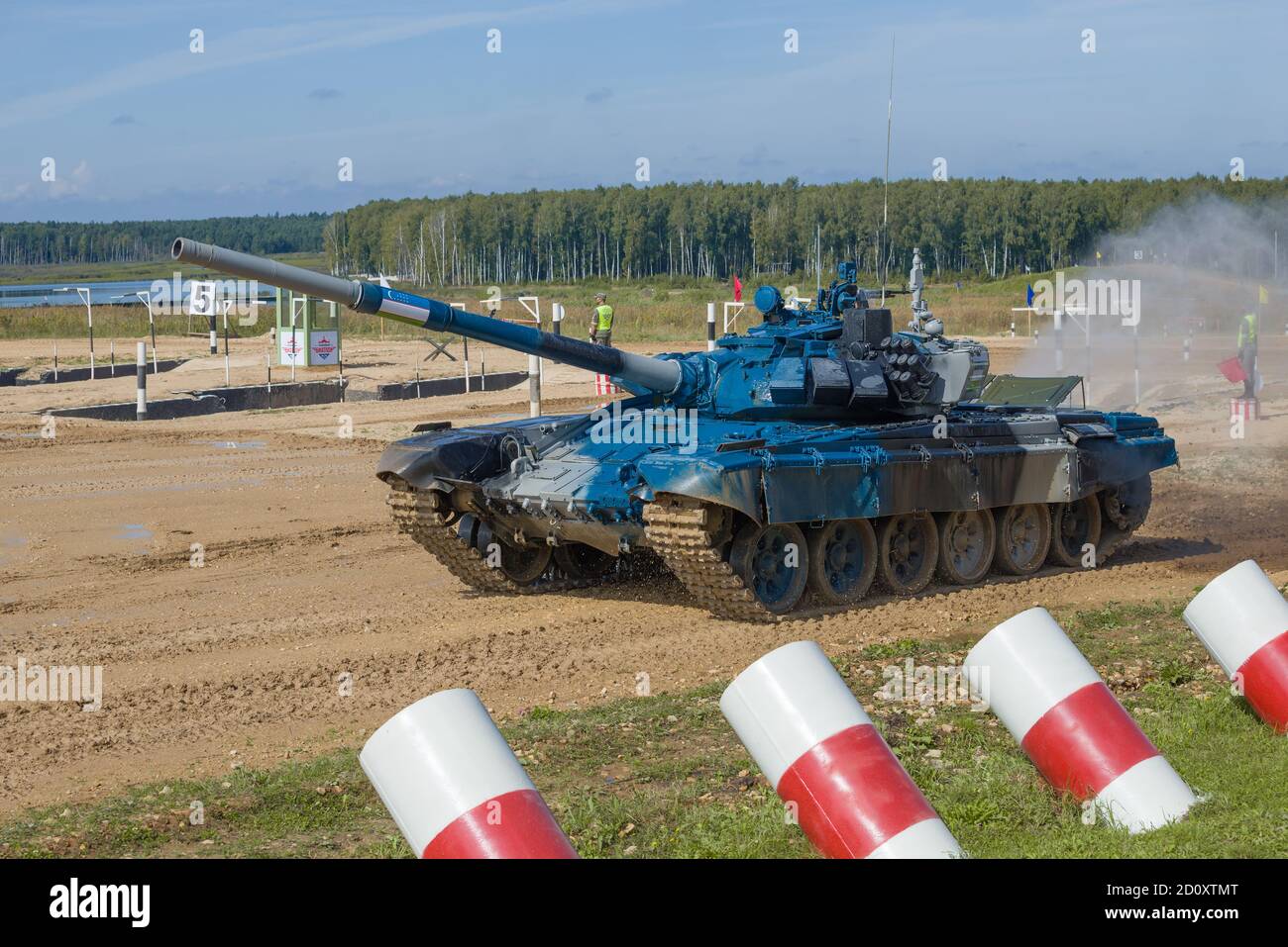 ALABINO, RUSSIA - 25 AGOSTO 2020: Tank T-72B3 della squadra militare dell'Uzbekistan sul biathlon serbatoio. Frammento dei Giochi dell'Esercito Internazionale Foto Stock