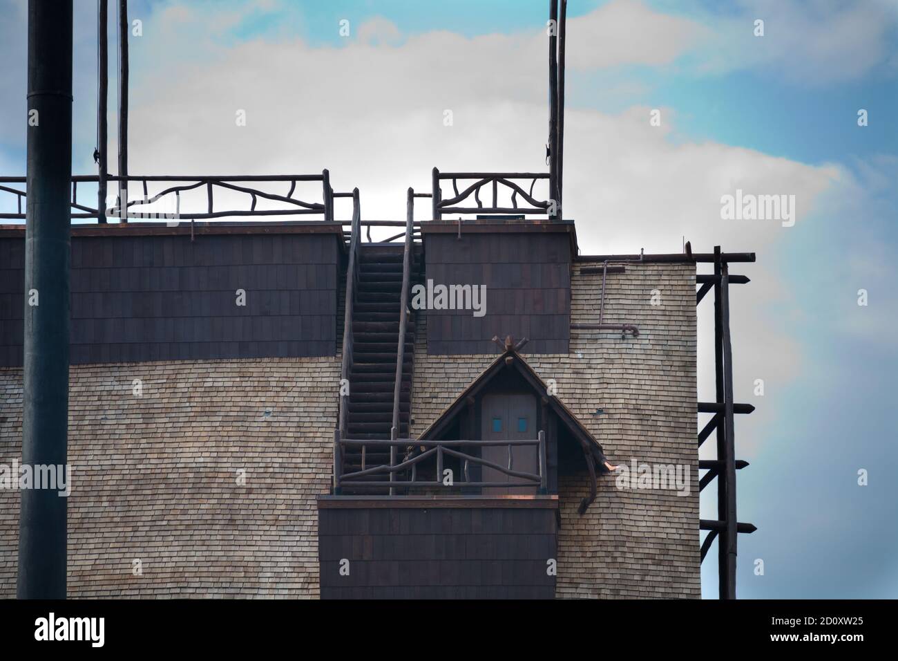 Costruito nel 1903 al 1904, l'Old Faithful Inn, un edificio a cinque piani in tronchi con un massiccio camino di pietra da 500 tonnellate, aveva luci elettriche quando aperto. Foto Stock