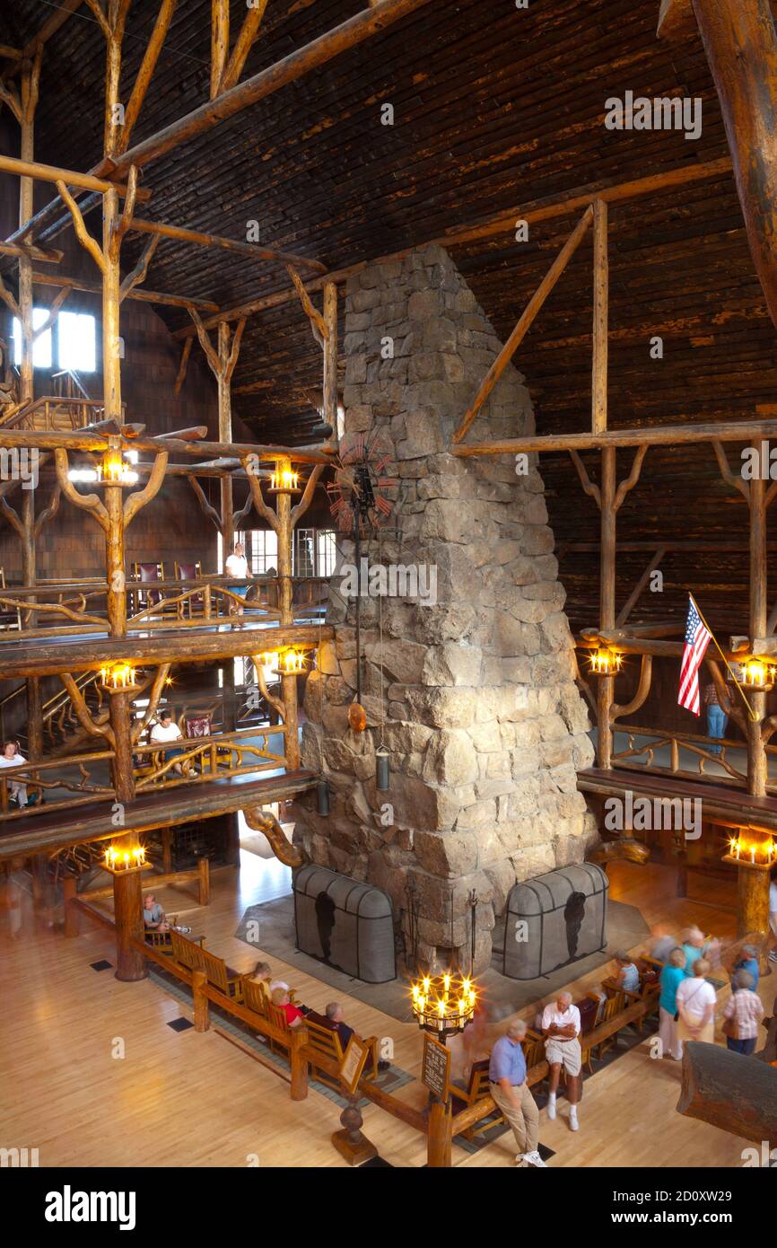 Costruito nel 1903 al 1904, l'Old Faithful Inn, un edificio a cinque piani in tronchi con un massiccio camino di pietra da 500 tonnellate, aveva luci elettriche quando aperto. Foto Stock