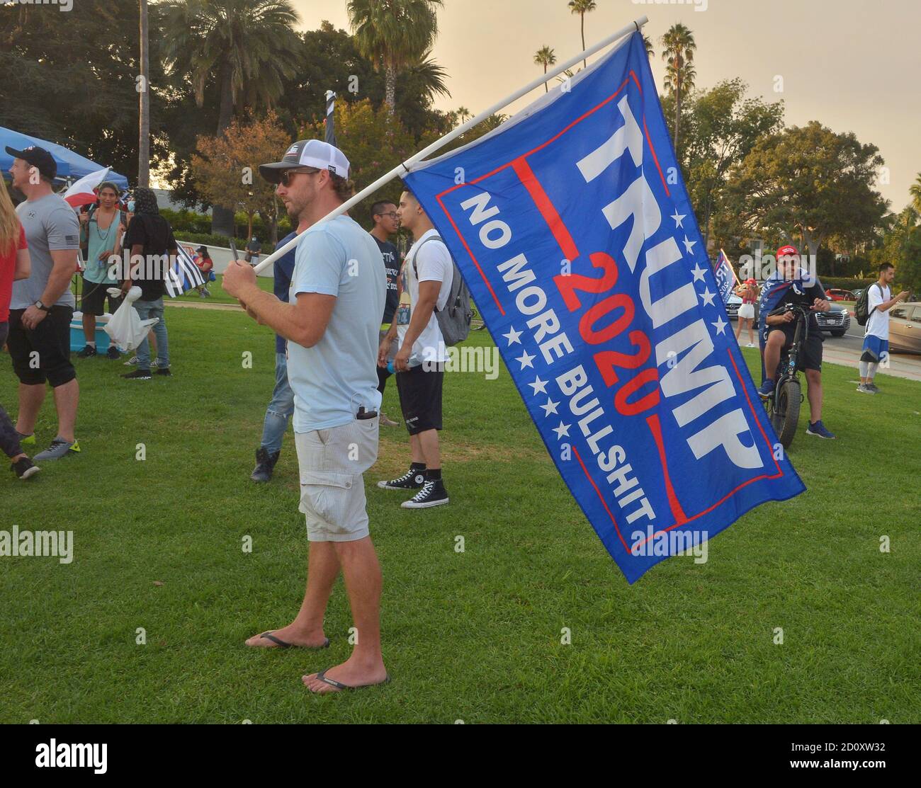 Beverly Hills, Stati Uniti. 3 ottobre 2020. Circa 200 sostenitori del presidente Trump schierano Santa Monica Boulevard, alcuni che sventolano bandiere americane grandi e bandiere 'Trump 2020' ai veicoli di passaggio sabato 3 ottobre 2020 a Beverly Hills, California. La polizia di Beverly Hills ha arrestato due uomini per sospetto di batteria alla fine del rally a Beverly Gardens Park. Foto di Jim Ruymen/UPI Credit: UPI/Alamy Live News Foto Stock