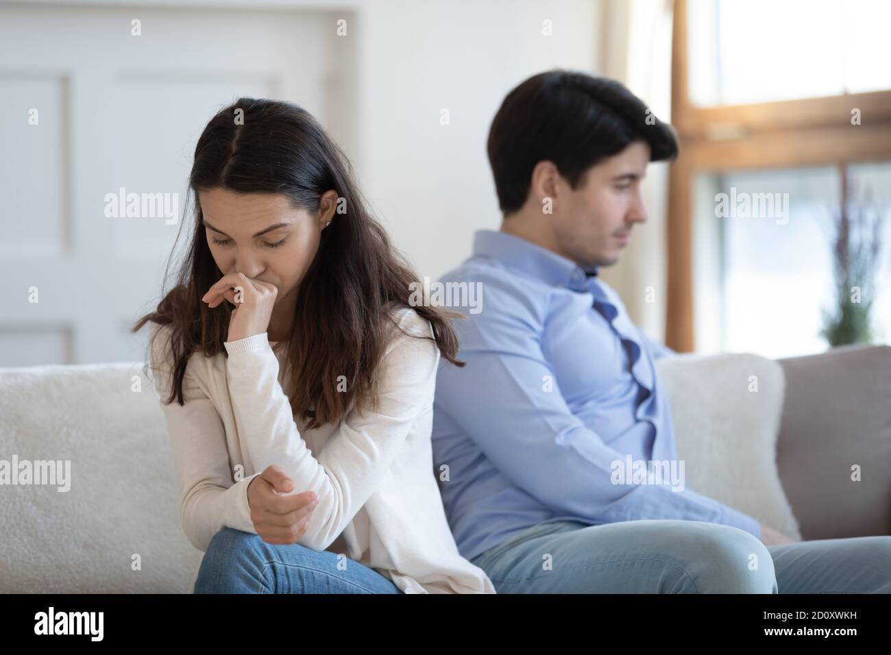 Indifferente insultato sposi sconvolto pensando al divorzio dopo la disputa Foto Stock