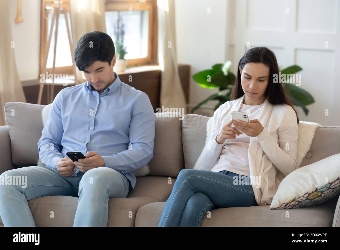 Concentrate vittime millennial di dipendenza da Internet coppia utilizzando gadget a casa Foto Stock