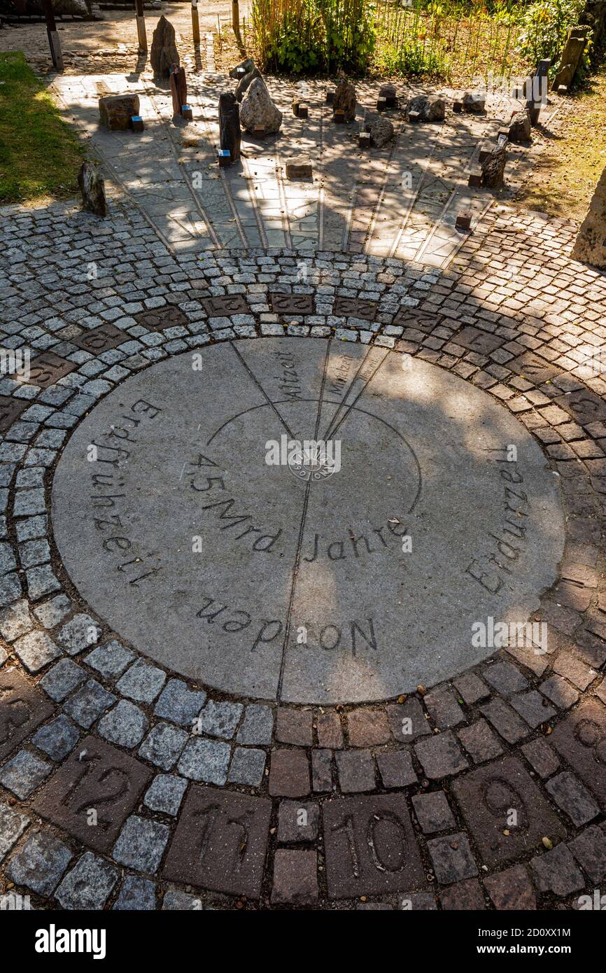 D-Borken, D-Borken-Weseke, Hohe Mark Westmuensterland Nature Park, Muensterland, Westfalia, Renania Settentrionale-Vestfalia, NRW, giardino geologico presso la Casa dei nativi nel Parco Quellengrund, tempo della terra per l'illustrazione della storia della terra Foto Stock