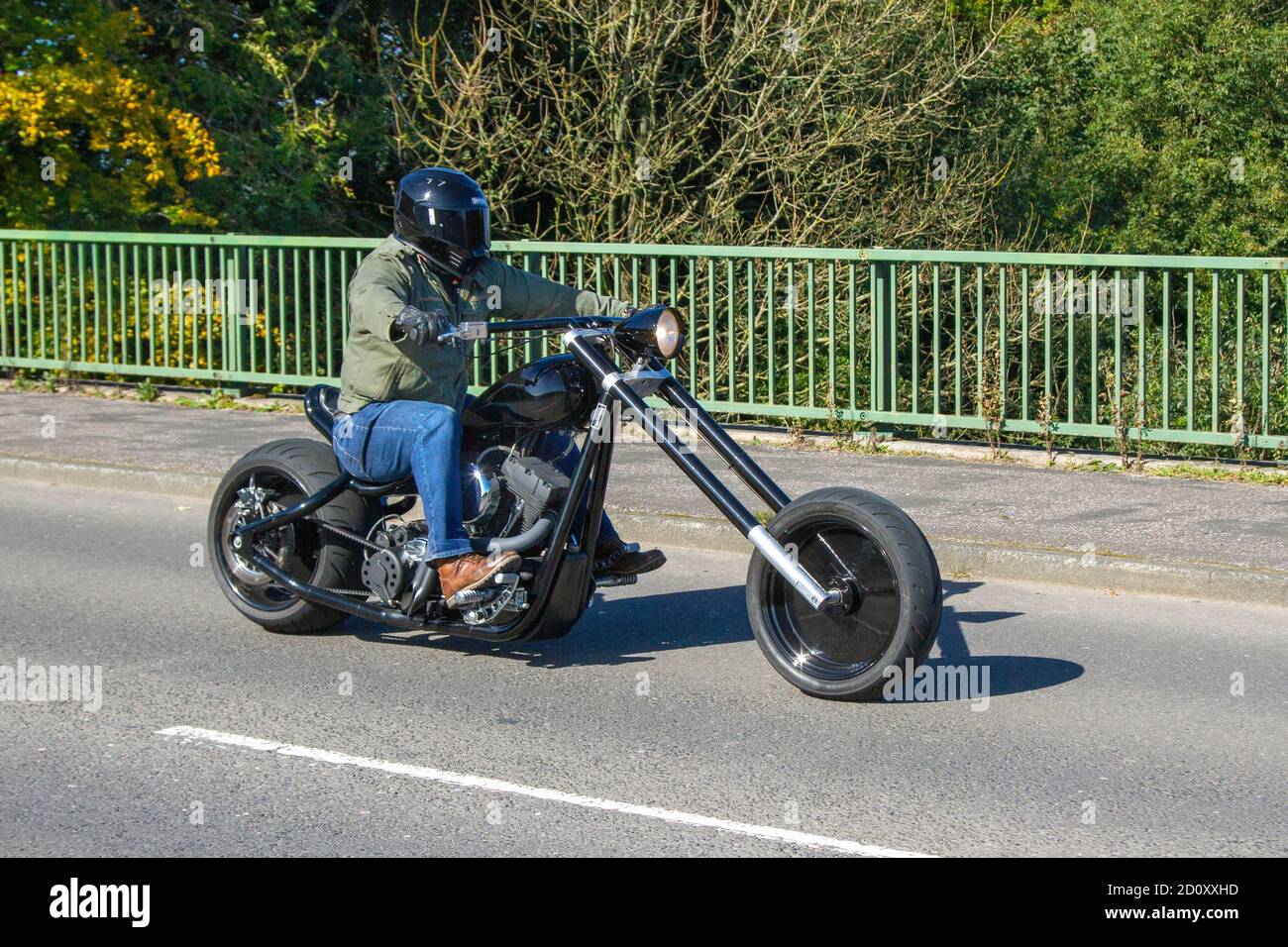 Harley Davidson a cinghia su misura trinciatore a forcella lunga motocicletta; trasporto a due ruote, motocicli personalizzati, veicoli, strade, motociclette, motociclisti a motore a Chorley, Regno Unito Foto Stock