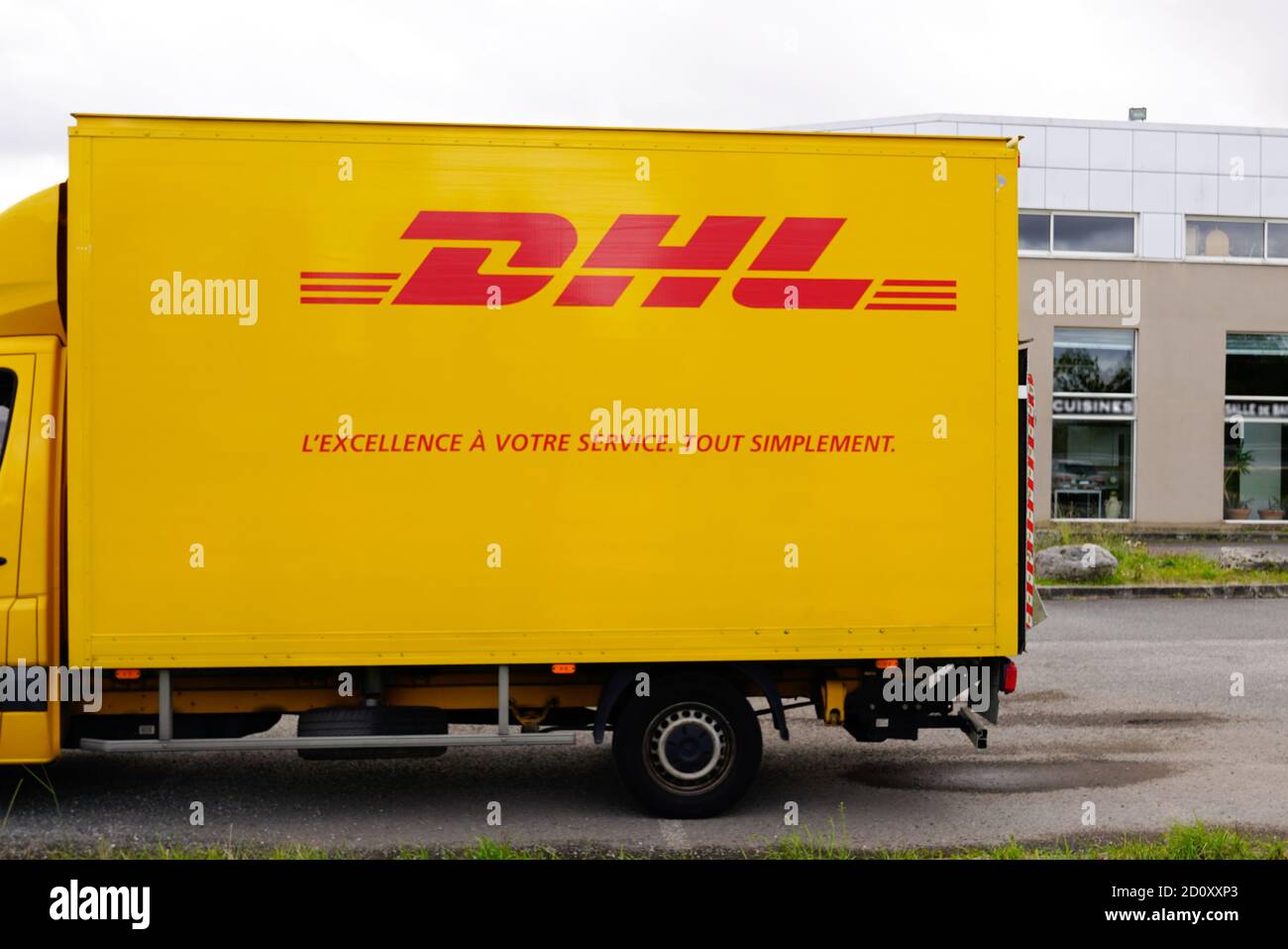 Bordeaux , Aquitaine / Francia - 10 01 2020 : logo DHL e segno sulla consegna furgone corriere closeup camion giallo Foto Stock