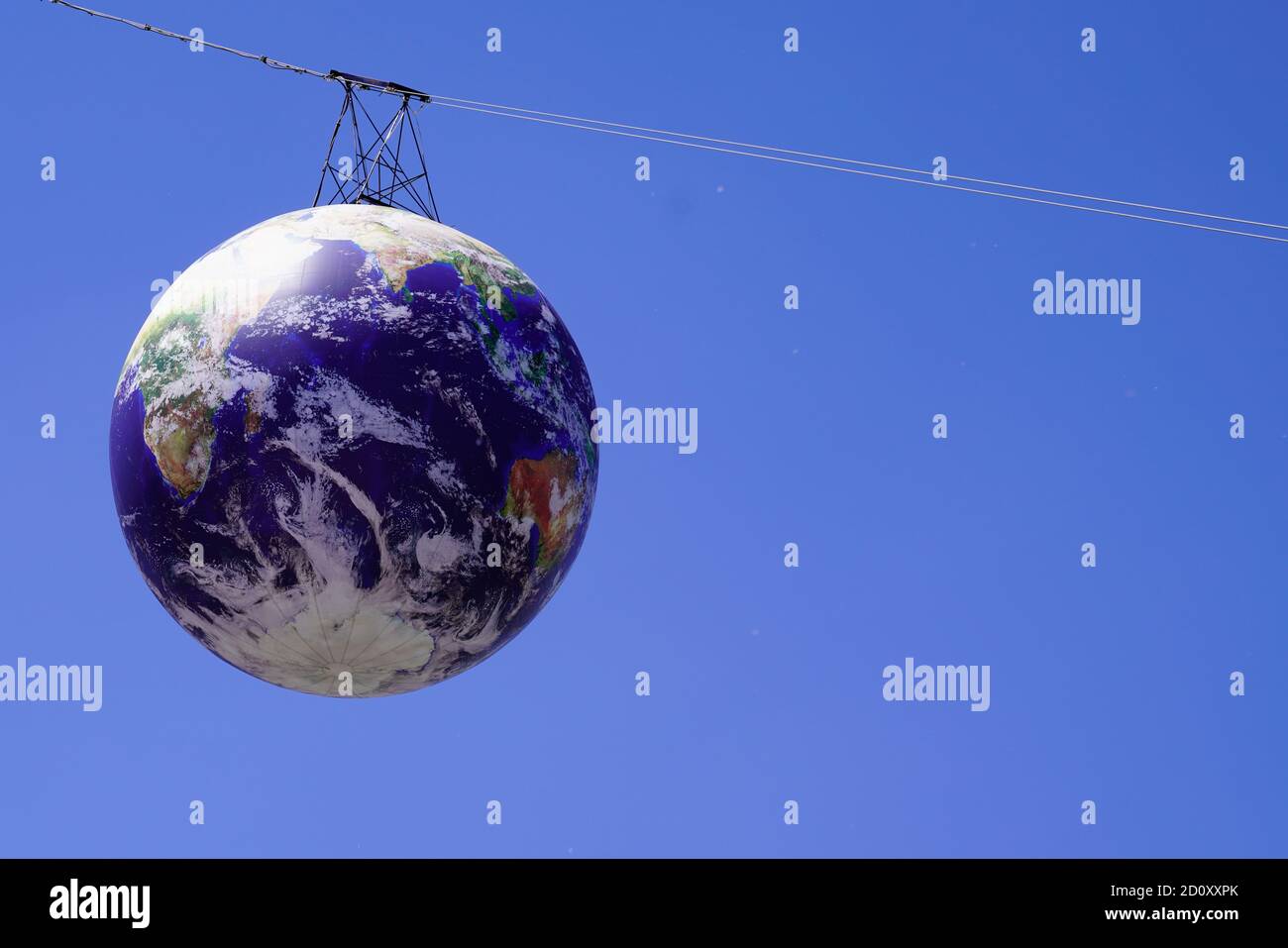 Nantes , Pays de loire / Francia - 09 25 2020 : globo gigante della mappa sospeso in attrazione turistica sull'isola di Nantes in Francia Foto Stock