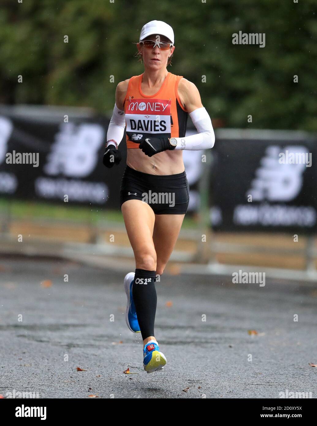 Helen Davies della Gran Bretagna in azione durante la Women's Elite Race durante la Virgin Money London Marathon intorno a St James' Park. Foto Stock