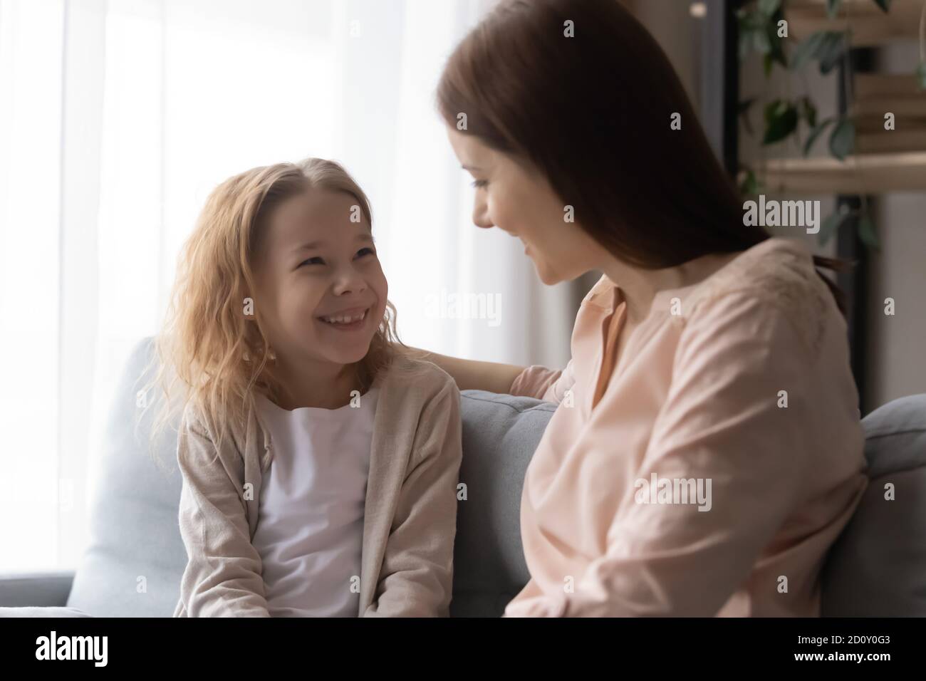 La bambina si è divertita molto con la madre che si diverte a casa Foto Stock