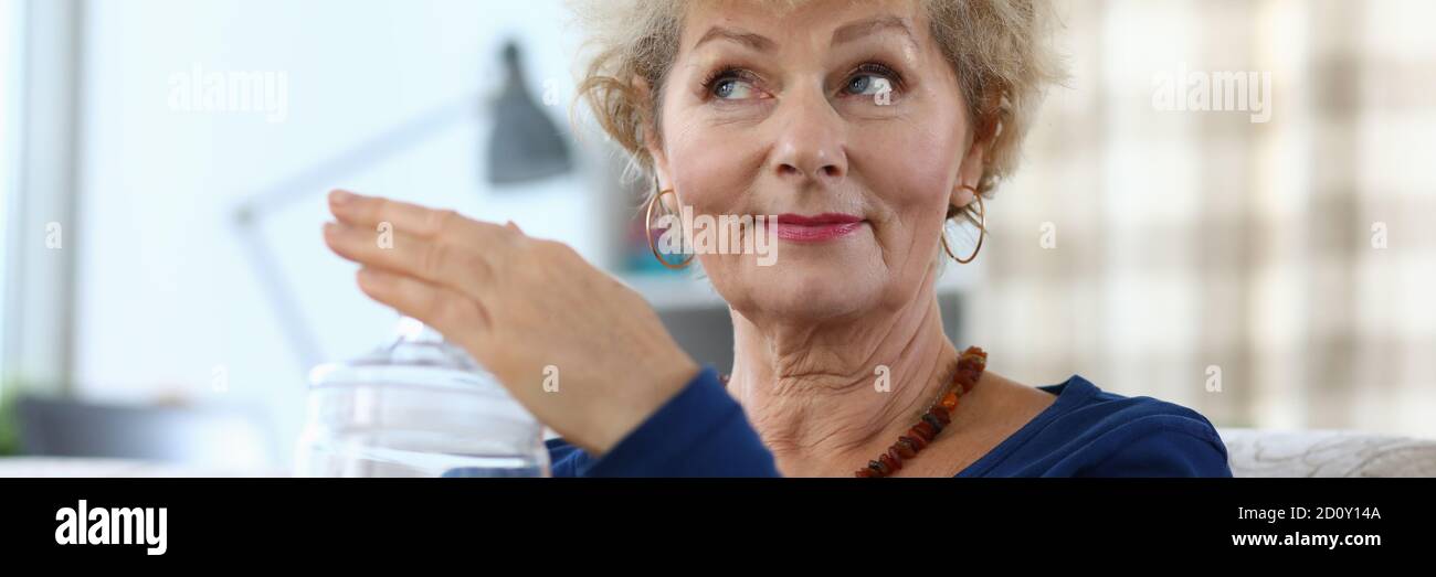 Persona penosa che guarda via Foto Stock