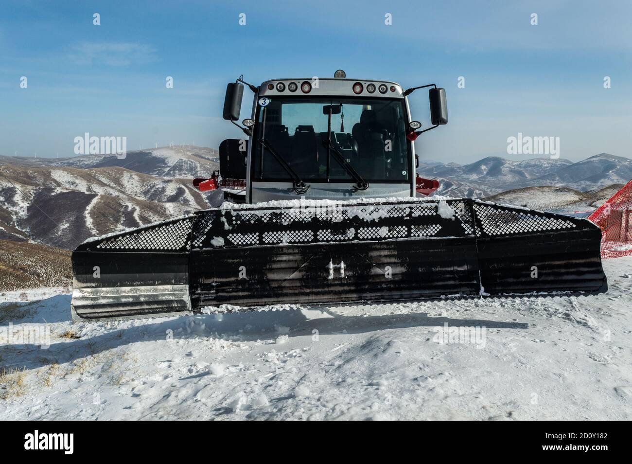 Bulldozer che arano neve a Genting Olympic resort, località montana innevata a Zhangjiakou, in Cina, che ospiterà eventi di sci e snowboard per Beij Foto Stock