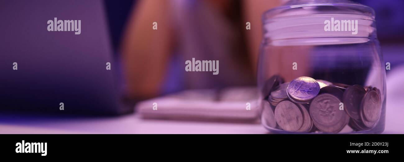 Un adulto e un computer portatile sono sconvolati sulla scrivania Foto Stock