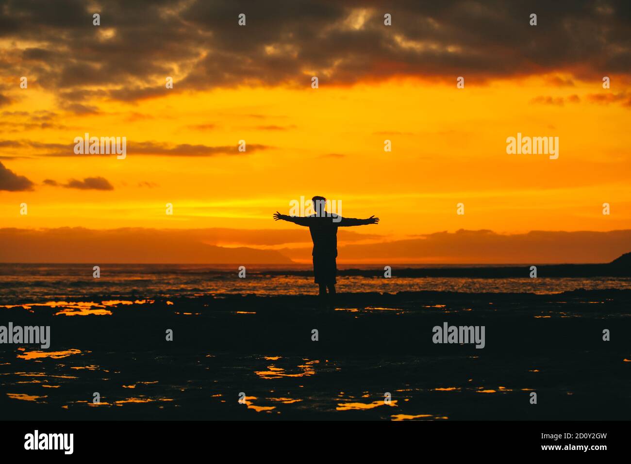 Silhouette di un uomo su sfondo di sole Foto Stock