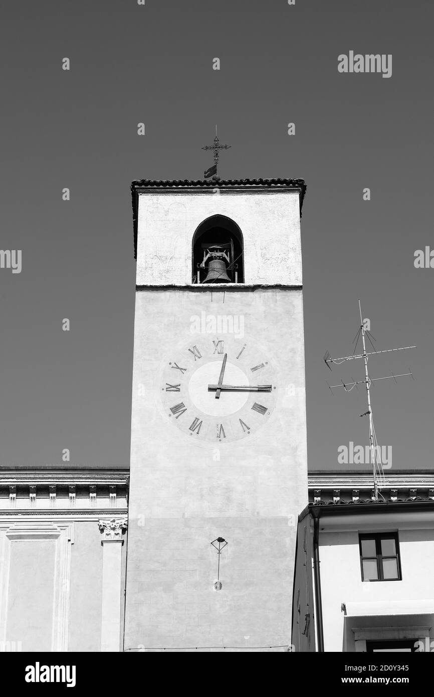 Vista sulla torre dell'orologio della Cattedrale di Santa Maria Maddalena a Desenzano. Desenzano è una località turistica ai margini del Lago di Garda in Italia. Foto Stock Vista sulla torre dell'orologio della Cattedrale di Santa Maria Maddalena a Desenzano. Desenzano è una località turistica ai margini del Lago di Garda in Italia. Foto Stock