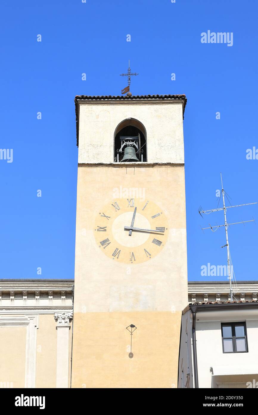 Vista sulla torre dell'orologio della Cattedrale di Santa Maria Maddalena a Desenzano. Desenzano è una località turistica ai margini del Lago di Garda in Italia. Foto Stock