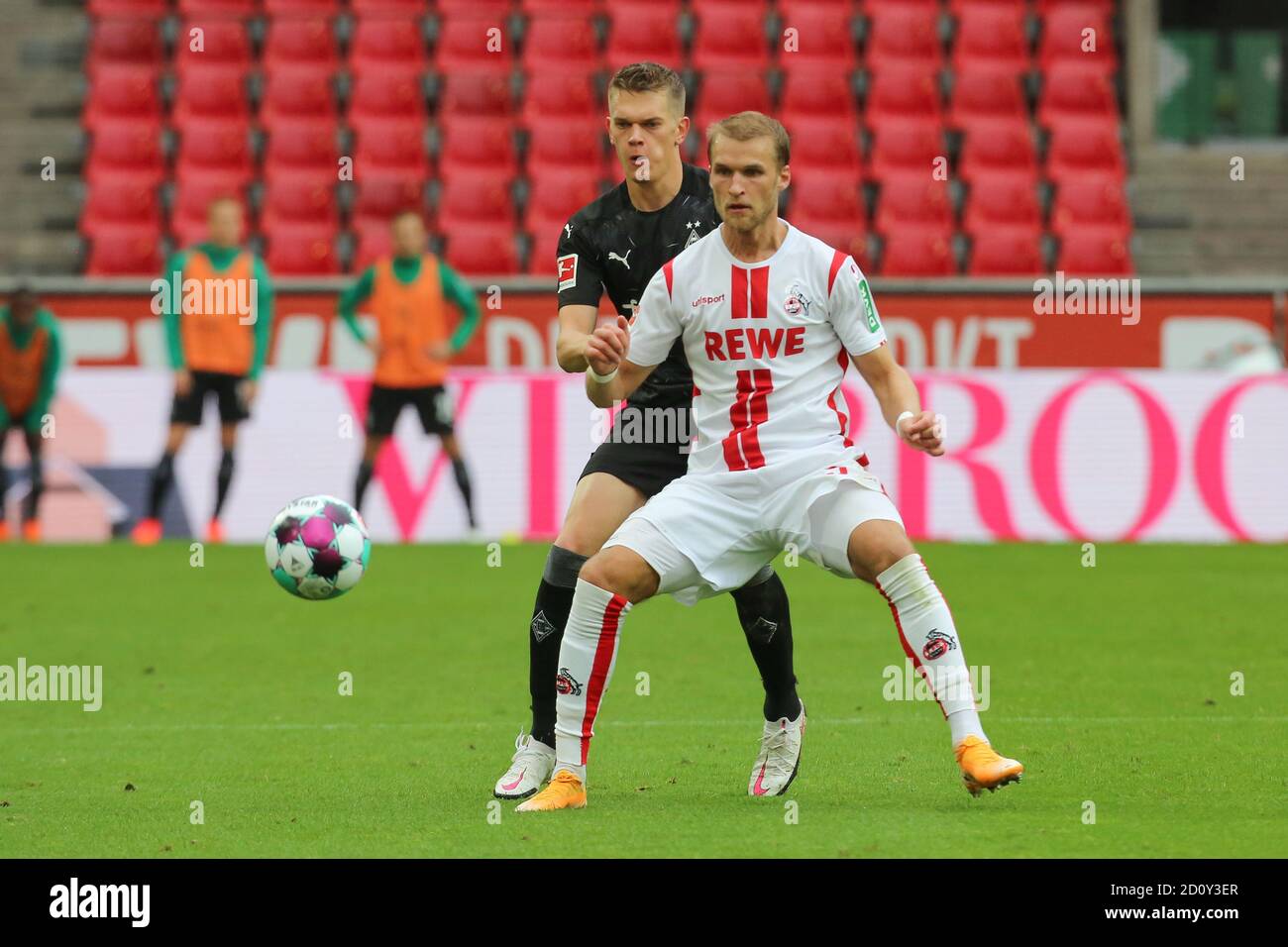 Colonia, Germania, 03.10.2020, Bundesliga, giorno 3, 1. FC Koeln - Borussia Moenchengladbach, Matthias Ginter (BMG), Sebastian Andersson (Koeln) D. Foto Stock