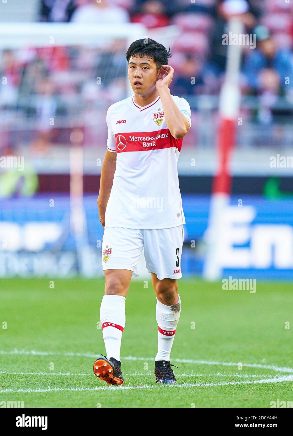 Wataru ENDO, VFB 3, figura intera, azione, immagine singola, azione singola, Einzelbild, Freisteller, Ganzkoerperaufnahme, ganze Figur. VFB STUTTGART - BAYER 04 LEVERKUSEN 1-1 1.German Soccer League , Stuttgart, October 03, 2020, Season 2020/2021, Matchday 03, © Peter Schatz / Alamy Live News - le NORMATIVE DFL VIETANO QUALSIASI USO DI FOTOGRAFIE come SEQUENZE DI IMMAGINI e/o QUASI-VIDEO - DFL Foto Stock