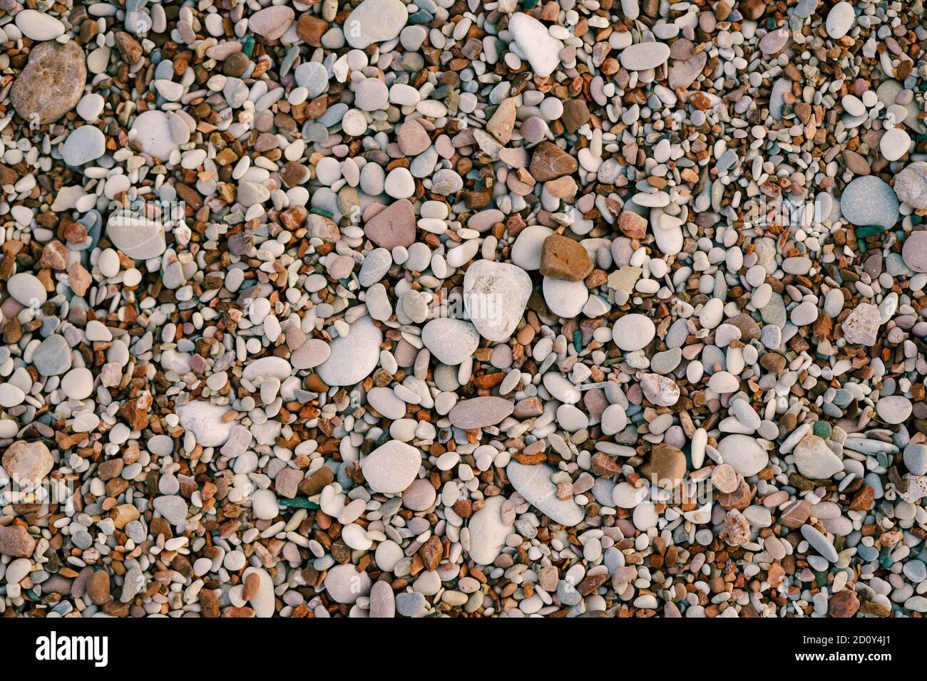 Primo piano di ciottoli sulla spiaggia di luce naturale. Foto Stock