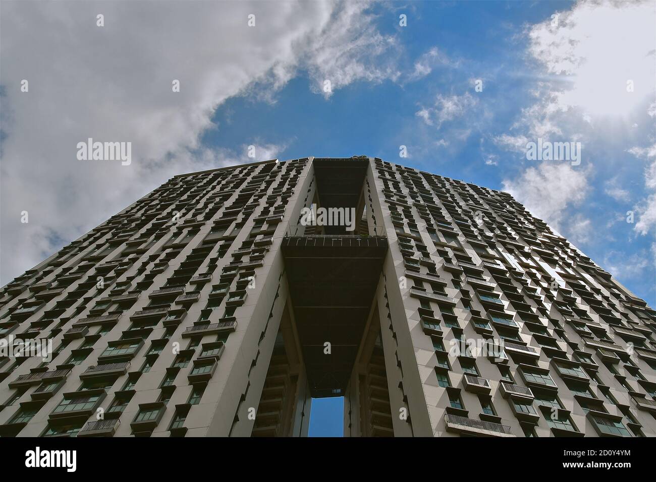 Appartamenti moderni con vista prospettica verso l'alto su un cielo blu nuvoloso. Foto Stock