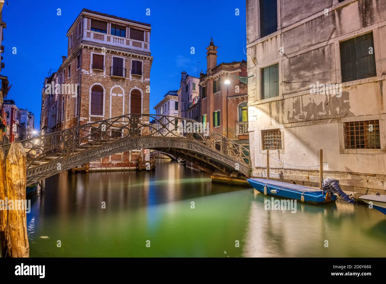 Uno dei famosi canali di Venezia in Italia notte Foto Stock