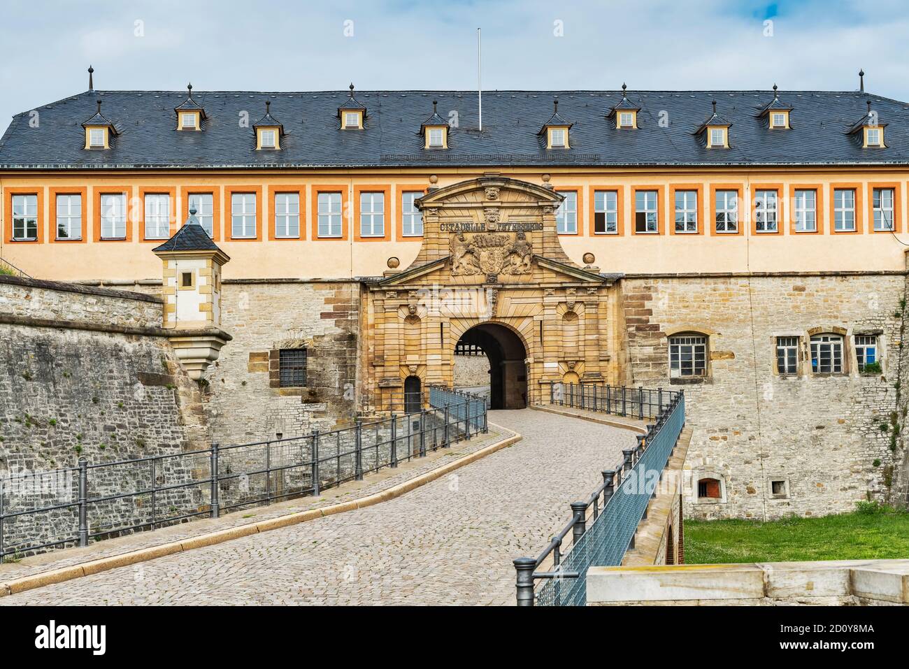 L'ex casa del comandante con Peterstor si trova sul Peterberg. La cittadella barocca si trova a Erfurt, Turingia, Germania, Europa Foto Stock