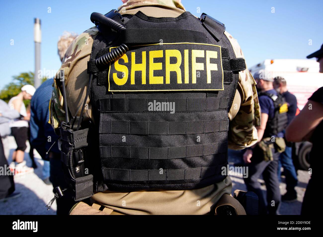 Un outfit tattico uomo indossato, un gilet a prova di proiettile è visto con la parola Sheriff a Varsavia, Polonia il 3 ottobre 2020. Sabato in tutti i giorni Foto Stock