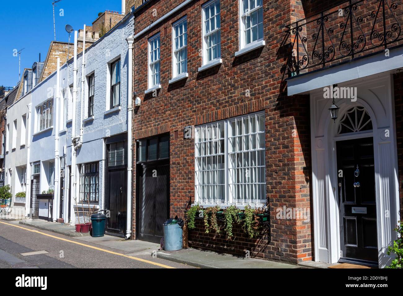 Mews casa appartamenti residenziali a Marylebone Londra Inghilterra che sono edifici convertiti da vecchie scuderie di cavalli Foto Stock
