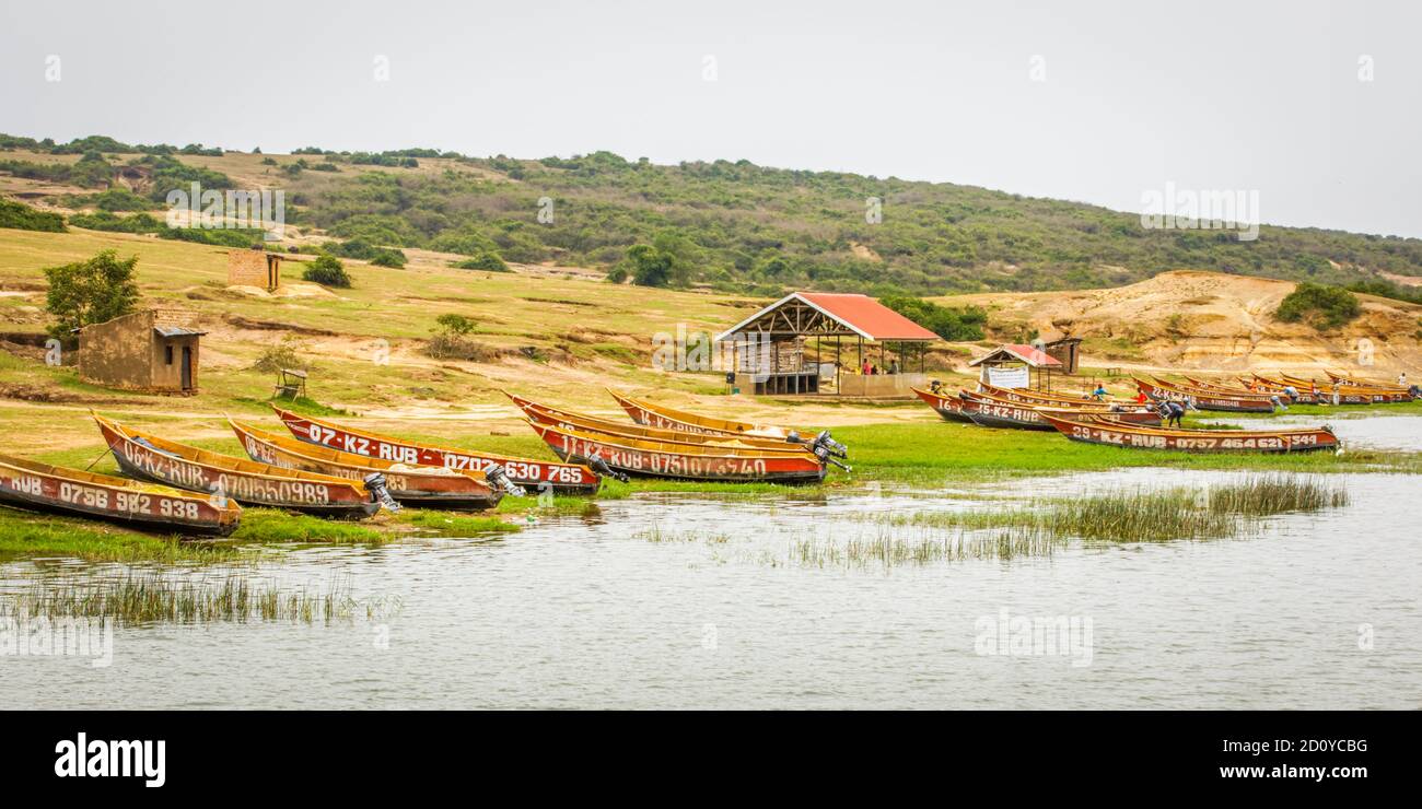 Barche da pesca mostrate sulla riva del canale di Kazinga. Il canale Kazinga è l'unica fonte di trasporto in questa regione dell'Africa centrale Foto Stock