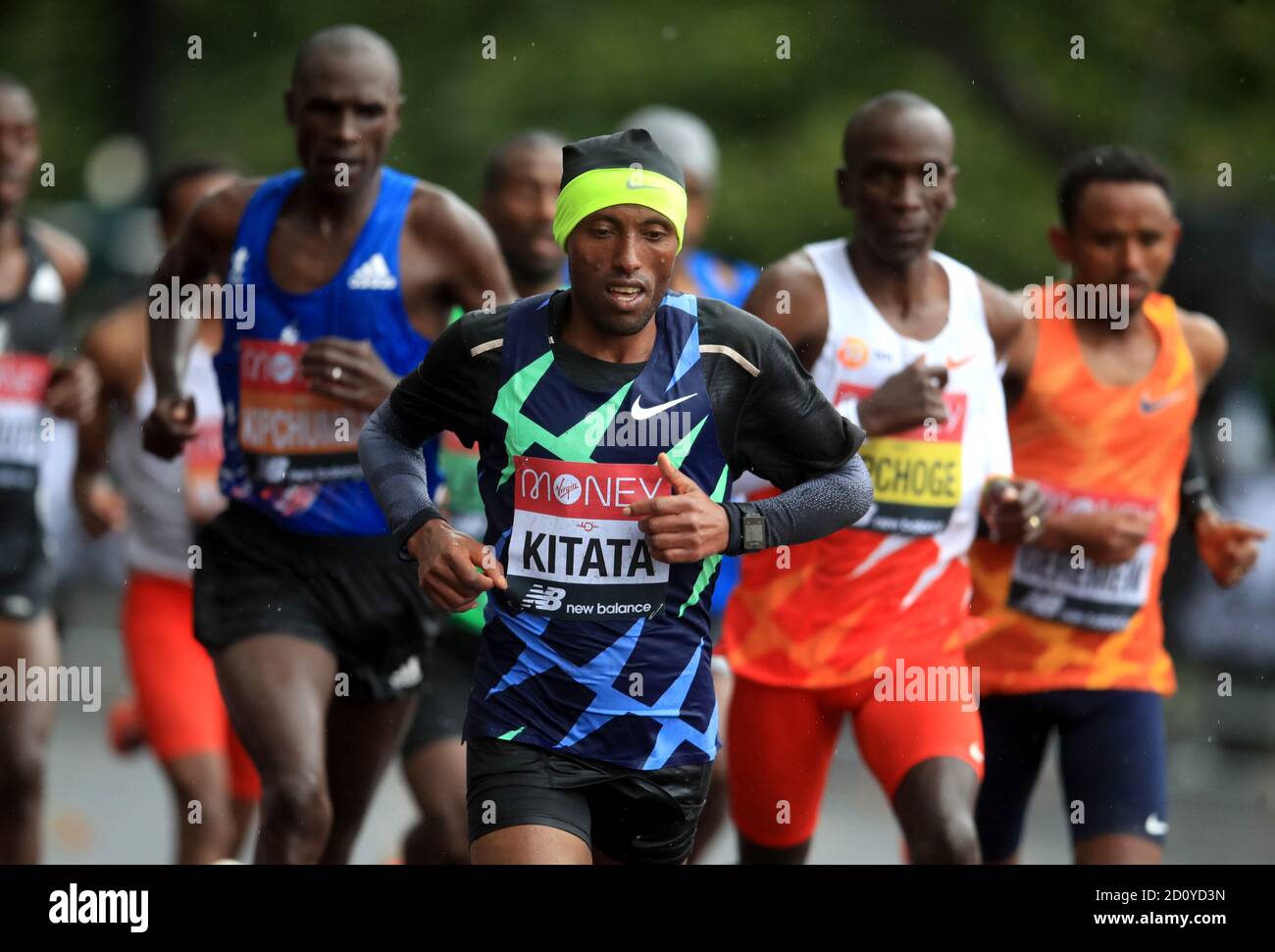 La Shura Kitata dell'Etiopia in azione durante la corsa Elite degli uomini durante la Maratona di Londra dei Virgin Money intorno al St James' Park. Foto Stock