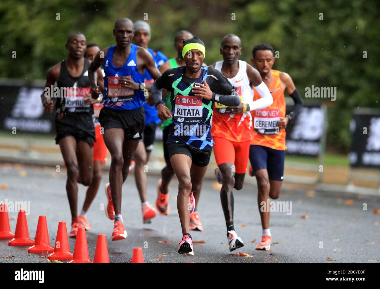 La Shura Kitata dell'Etiopia in azione durante la corsa Elite degli uomini durante la Maratona di Londra dei Virgin Money intorno al St James' Park. Foto Stock