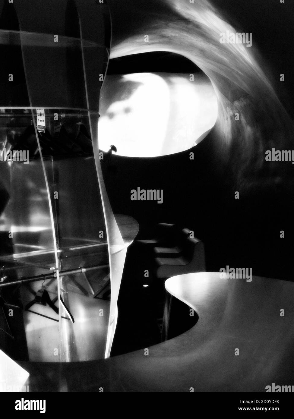 IL DESIGN FUTURISTA DEI VESTITI NEL RISTORANTE DEL CENTRO DI BEAUBOURG A PARIGI - FOTOGRAFIA IN BIANCO E NERO © FREDERIC BEAUMONT Foto Stock