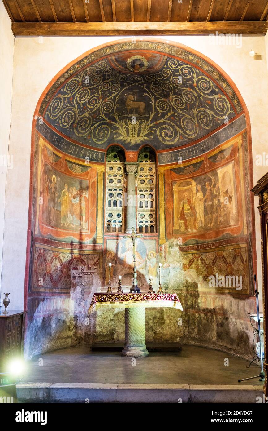 L'abside destra con altare e affreschi ottocenteschi di scene della vita di San Giovanni Battista, della chiesa di Santa Maria in Cosmedin, Roma. Foto Stock