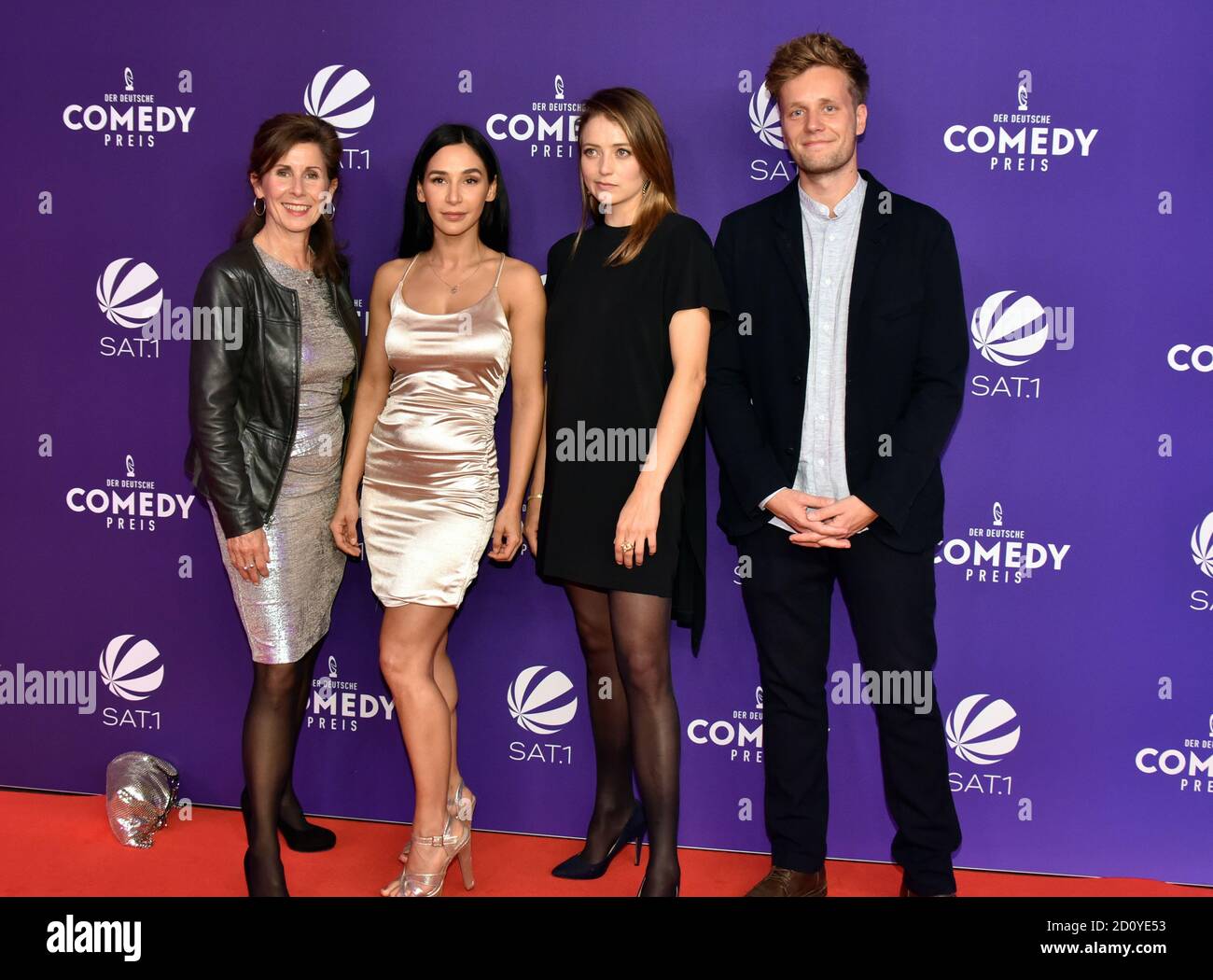 Colonia, Germania. 02 ottobre 2020. Gli attori Nicole Kersten, Yasemin Cetinkaya, Hanna Plaß e Holger Stockhaus, l-r, vengono alla presentazione del German Comedy Award 2020 Credit: Horst Galuschka/dpa/Alamy Live News Foto Stock