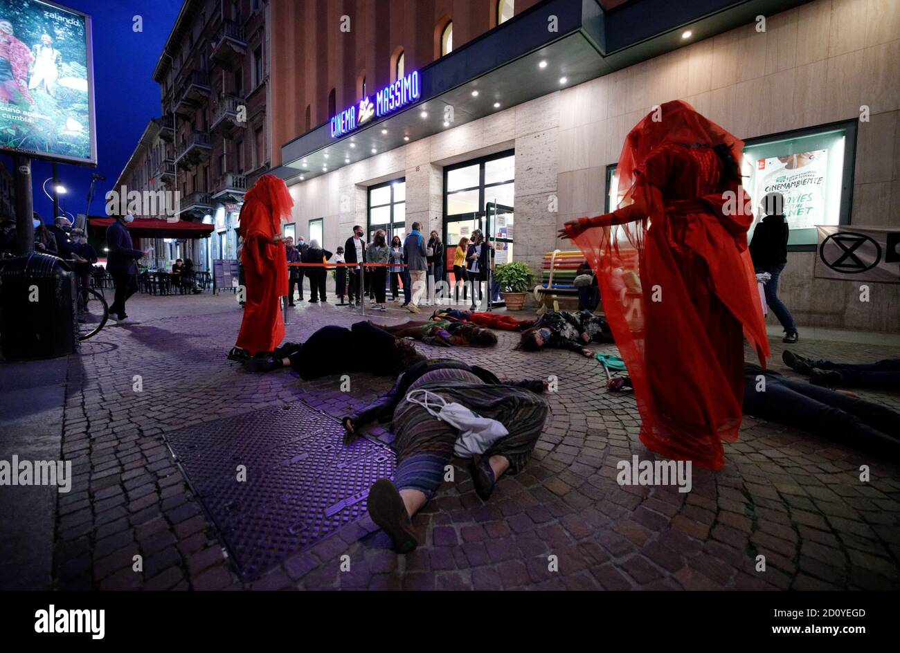 Torino, Italia. 3 ottobre 2020. Estinzione attivisti ribellione eseguire una protesta die-in per sostenere la proiezione del film di disturbo al XXIII Cinemambiente festival. Credit: MLBARIONA/Alamy Live News Foto Stock