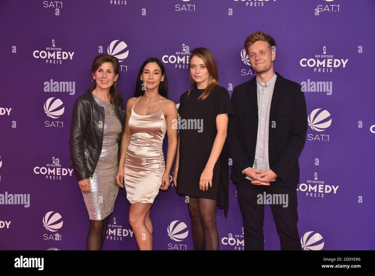 Colonia, Germania. 02 ottobre 2020. Gli attori Nicole Kersten, Yasemin Cetinkaya, Hanna Plaß e Holger Stockhaus, l-r, vengono alla presentazione del German Comedy Award 2020 Credit: Horst Galuschka/dpa/Alamy Live News Foto Stock