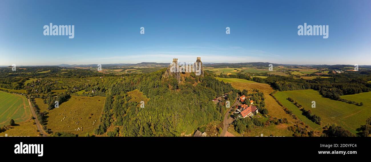 Antiche rovine del castello Trosky a Cesky raj, repubblica Ceca, panorama, vecchia fortezza medievale in Europa centrale. Foto Stock