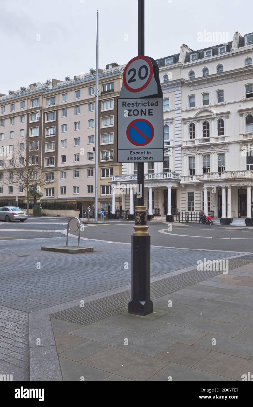 dh KENSINGTON LONDON ENGLAND UK 20 mph segnale limite di velocità segnaletica di limitazione per il parcheggio delle auto nelle zone con restrizioni Foto Stock