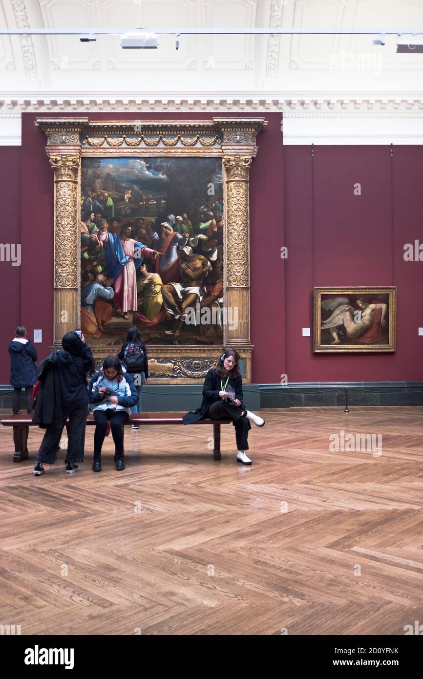dh Art Museum NATIONAL GALLERY LONDON persone su panchine dipinto ad olio mostra all'interno della sala dipinti interni inghilterra edifici del regno unito Foto Stock